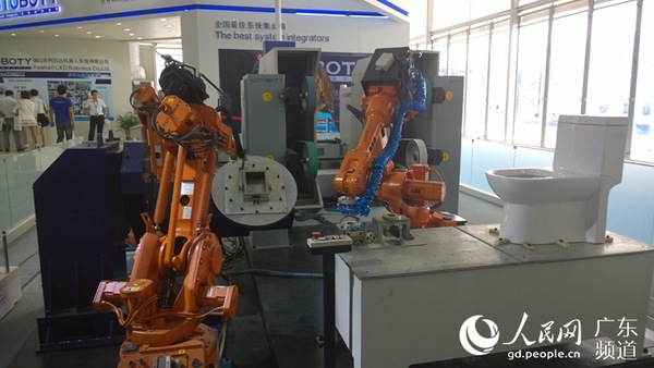 This company design and manufacture robot assembly lines, for example, the production efficiency is approximately equal to the 15-20 skilled people, and line cost the fastest in a year or two to recover. Zhong Zhe photography